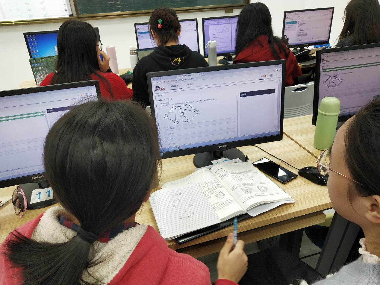 同学们在《数据结构》课的答题对战中讨论问题