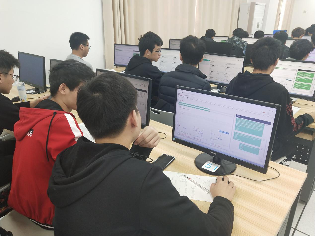 同学们在《数据结构》课的答题对战中讨论问题