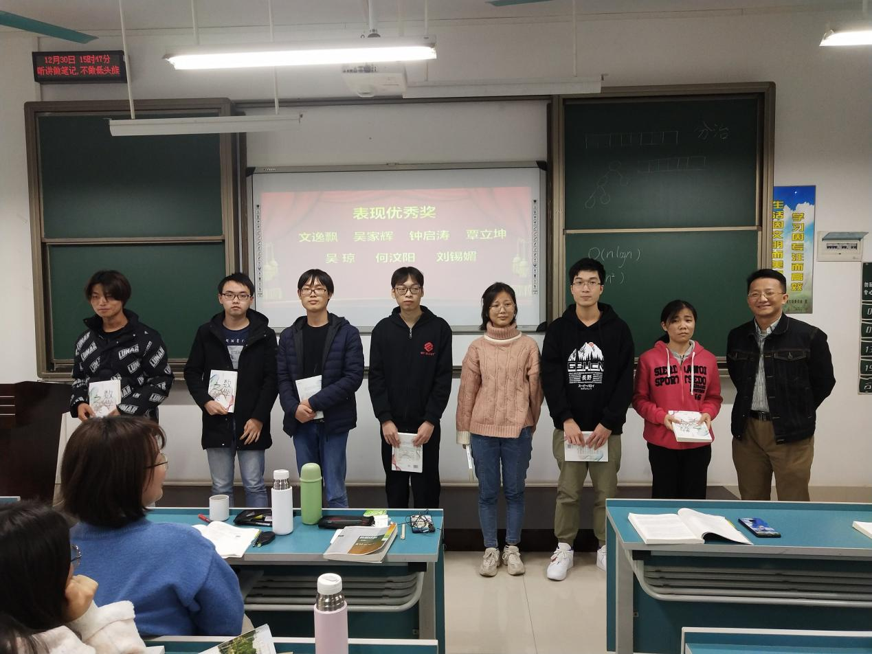 《数据结构》课上为答题对战优胜者颁奖
