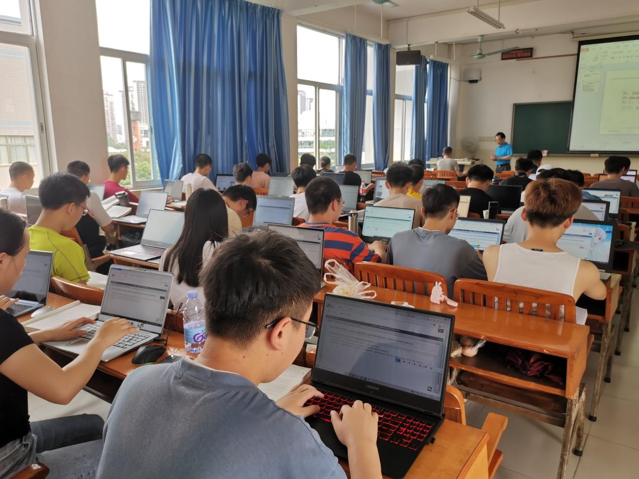 同学们在《计算机组成原理》课上进行主观题同学互评