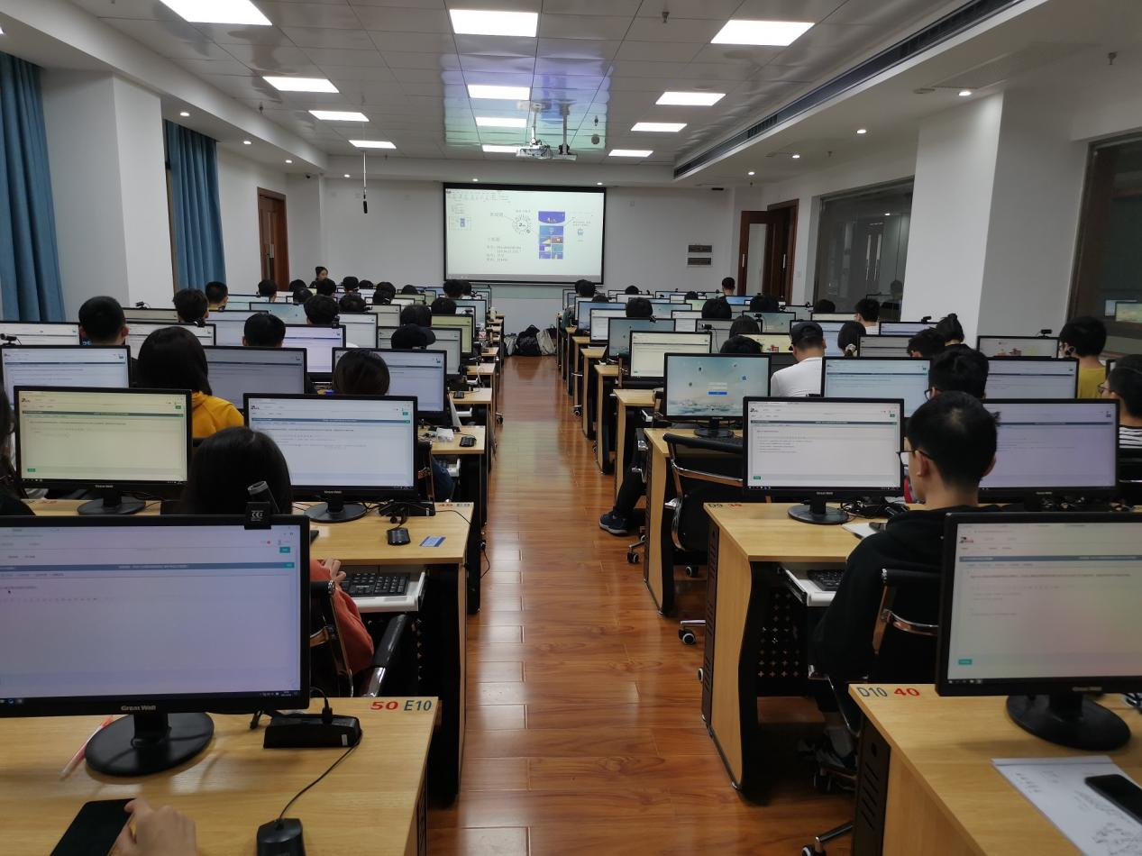 同学们在《计算机组成原理》课上进行主观题同学互评